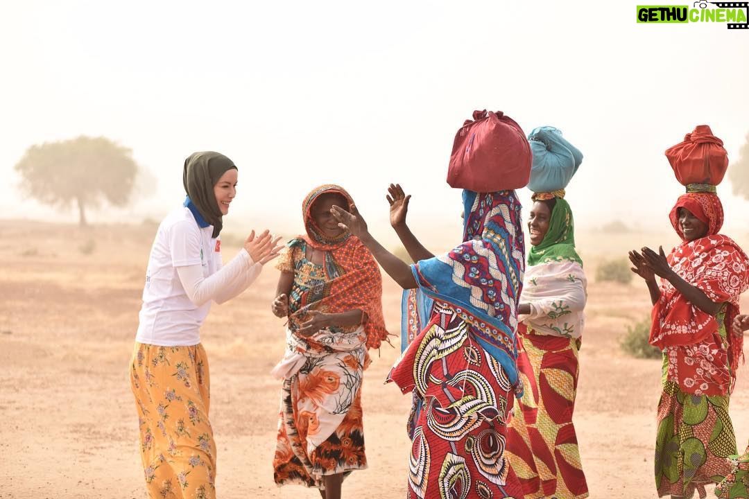Gamze Özçelik Instagram - Ne güzel yol olmak, yolda buluşmak. Ne güzel sevmek🌹 #UmudaKosanlar @umudakosanlar #UmutPınarları #Cameroon 📷: @yavuzatalaycomtr