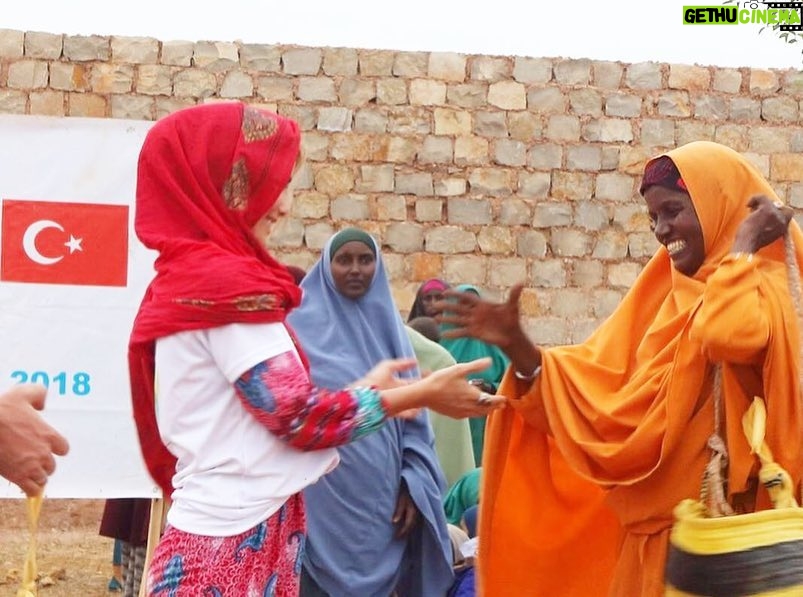 Gamze Özçelik Instagram - Bir canı Allah için sevmekten daha büyük zenginlik ne olabilir ki?.. ❤️🌹 #HamdOlsun #Somalia #Sudan #Africa #UmudaKosanlar @umudakosanlar