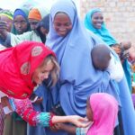 Gamze Özçelik Instagram - Bir canı Allah için sevmekten daha büyük zenginlik ne olabilir ki?.. ❤️🌹 #HamdOlsun #Somalia #Sudan #Africa #UmudaKosanlar @umudakosanlar
