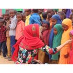 Gamze Özçelik Instagram - Bir canı Allah için sevmekten daha büyük zenginlik ne olabilir ki?.. ❤️🌹 #HamdOlsun #Somalia #Sudan #Africa #UmudaKosanlar @umudakosanlar