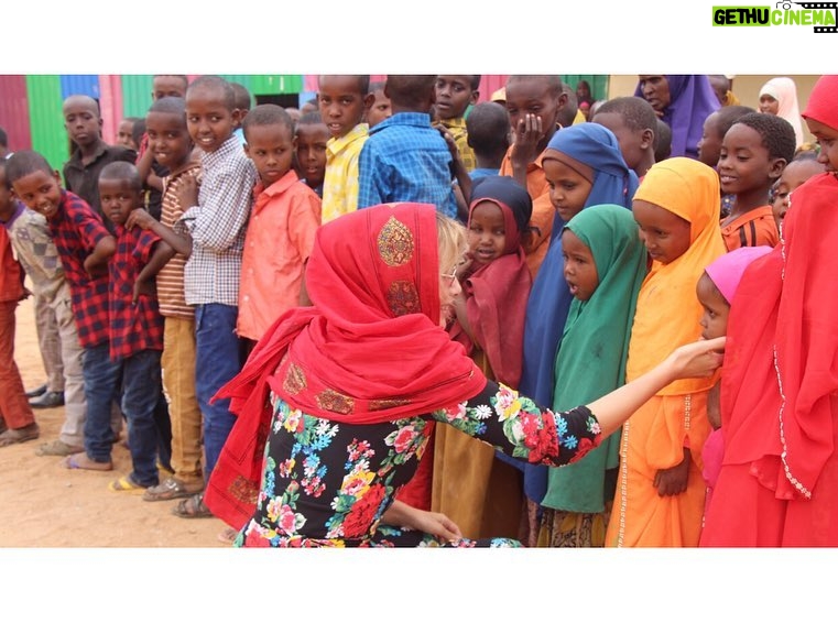 Gamze Özçelik Instagram - Bir canı Allah için sevmekten daha büyük zenginlik ne olabilir ki?.. ❤️🌹 #HamdOlsun #Somalia #Sudan #Africa #UmudaKosanlar @umudakosanlar
