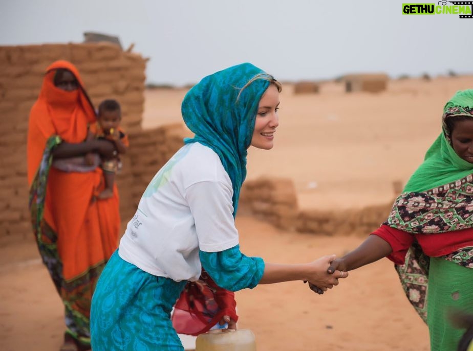 Gamze Özçelik Instagram - Bir canı Allah için sevmekten daha büyük zenginlik ne olabilir ki?.. ❤️🌹 #HamdOlsun #Somalia #Sudan #Africa #UmudaKosanlar @umudakosanlar