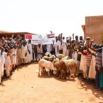 Gamze Özçelik Instagram - KURBAN BAYRAMI YAKLAŞIYOR 🎈 . Geçtiğimiz sene kurban bayramını “Umuda Koşanlar Derneği” olarak Afrika Sudan’da geçirmek nasip olmuştu. Yüzlerce çocuğumuzun, ailemizin karnının doyduğuna, yüzündeki gülümsemeye tanık olmanın yaşattığı manevi hazzı ve şükrü anlatmamın yolu yok. Bu sene de Allah nasip ederse, @umudakosanlar olarak Afrika Somali’de olacağız. Kurbanlarını dünyanın en mazlum ve zor coğrafyalarından birine göndermek isteyen kardeşlerim için bilgileri aşağıda paylaşıyorum. Çok sevgiler❤️ #UmudaKosanlar #Africa #Somalia #Kurban2018 #Aşk @umudakosanlar . Hisse bedeli: 525 tl. Küçükbaş kurban bedeli: 650 tl. dir. . 🌿Detaylı bilgi ve bağış hesapları için; 📞 0216 349 49 08 📱 0532 139 68 58 . . 🌿Online bağış ve hesap numaraları için; 🌐 www.umudakosanlar.org Açıklama bölümüne ‘Kurban’ yazmayı ve telefon numaranızı eklemeyi unutmayınız.
