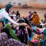 Gamze Özçelik Instagram - Bu Ramazan’da da kimse sahura yalnız uyanmasın, iftarını yoklukla yapmasın diye ekipçe yollarda olacağız inşaAllah. Sizin de bizi yine yalnız bırakmayacağınızı çok iyi biliyoruz. 🌹 Hoş gelmiş RAMAZAN hanemize, günümüze, gecemize, gönlümüze ♥️ @umudakosanlar 🌐www.umudakosanlar.org.tr 📷: @saidtetik