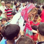 Gamze Özçelik Instagram - Çok olmadı ama özledim o gitmeleri.. O özgürlük hissini.. Mazlumla kucaklaşmayı, onlarla umutlanmayı, gözlerindeki ışığı, kanlı canlı “yalnız değilsin” demeyi özledim.... . Az kaldı, buluşacağız gene.. Yeryüzünün herhangi bir yerinde.. ❤️ #ThrowBack #CoxsBazar #Bangladesh #Rohingya #Refugee #Arakan #Love #Hope #InsaAllah #UmudaKosanlar #UmudaKosanlarDernegi @umudakosanlar Rohingya Refugee Camp