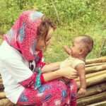 Gamze Özçelik Instagram - Çok olmadı ama özledim o gitmeleri.. O özgürlük hissini.. Mazlumla kucaklaşmayı, onlarla umutlanmayı, gözlerindeki ışığı, kanlı canlı “yalnız değilsin” demeyi özledim.... . Az kaldı, buluşacağız gene.. Yeryüzünün herhangi bir yerinde.. ❤️ #ThrowBack #CoxsBazar #Bangladesh #Rohingya #Refugee #Arakan #Love #Hope #InsaAllah #UmudaKosanlar #UmudaKosanlarDernegi @umudakosanlar Rohingya Refugee Camp