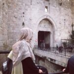 Gamze Özçelik Instagram - Ah Kudüs.. Bilmezdim taşına toprağına, havana suyuna bu kadar vurulacağımı.. Görmeden, yaşamadan anlamazdım sendeki manayı.. Şimdi içimde derin bir sızı.. Küçücük çocugumu savunmasız bir halde bırakıp, yaşadığım şehre dönmüşüm gibi bir çaresizlik, mahcubiyet... Her yerini kanser virüsü gibi sarmış vicdansızlar, ahlaksızlar Kudüs’üm.. Boynun bükük kalmış.. Senin için yaşayanlar sana hasret kalmış, esir düşmüş ama herşeye rağmen gülümsemelerini kaybetmemiş... Biz Türkleri gördüklerindeki heyecanları ve mutlulukları ise onların umudu olmuş.. . Şimdi her yerini kemiriyorlar, insanlığın verdiği bu sınav seni tükenmeye götürüyor Kudüs’üm. Ne olur dayan, sabret.. O ölümsüz ruhun elbet yeniden özgür olacak... . Rotamızı Kudüs’e çeviren Allah’ım, sen hiçbir şeyi boş yere yapmazsın..Hamdolsun.. #freeQuds #FreePalestine 🇹🇷 🇵🇸 Özel teşekkürlerimle @sumudtr Kudüs Mescidi Aksa