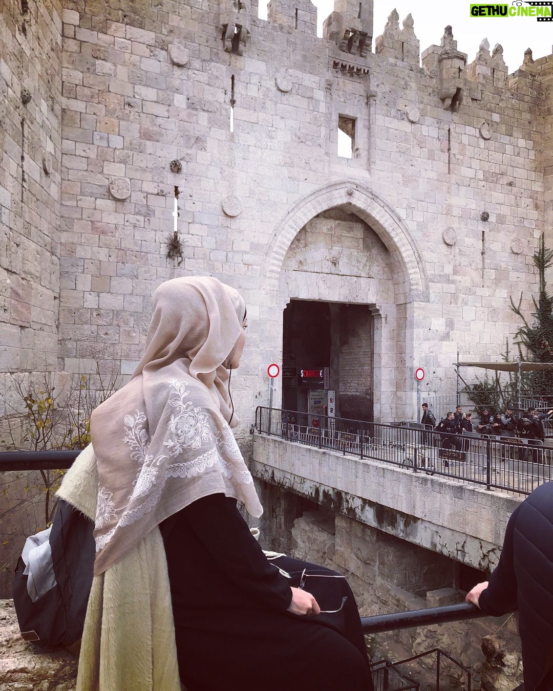 Gamze Özçelik Instagram - Ah Kudüs.. Bilmezdim taşına toprağına, havana suyuna bu kadar vurulacağımı.. Görmeden, yaşamadan anlamazdım sendeki manayı.. Şimdi içimde derin bir sızı.. Küçücük çocugumu savunmasız bir halde bırakıp, yaşadığım şehre dönmüşüm gibi bir çaresizlik, mahcubiyet... Her yerini kanser virüsü gibi sarmış vicdansızlar, ahlaksızlar Kudüs’üm.. Boynun bükük kalmış.. Senin için yaşayanlar sana hasret kalmış, esir düşmüş ama herşeye rağmen gülümsemelerini kaybetmemiş... Biz Türkleri gördüklerindeki heyecanları ve mutlulukları ise onların umudu olmuş.. . Şimdi her yerini kemiriyorlar, insanlığın verdiği bu sınav seni tükenmeye götürüyor Kudüs’üm. Ne olur dayan, sabret.. O ölümsüz ruhun elbet yeniden özgür olacak... . Rotamızı Kudüs’e çeviren Allah’ım, sen hiçbir şeyi boş yere yapmazsın..Hamdolsun.. #freeQuds #FreePalestine 🇹🇷 🇵🇸 Özel teşekkürlerimle @sumudtr Kudüs Mescidi Aksa
