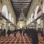 Gamze Özçelik Instagram - Ah Kudüs.. Bilmezdim taşına toprağına, havana suyuna bu kadar vurulacağımı.. Görmeden, yaşamadan anlamazdım sendeki manayı.. Şimdi içimde derin bir sızı.. Küçücük çocugumu savunmasız bir halde bırakıp, yaşadığım şehre dönmüşüm gibi bir çaresizlik, mahcubiyet... Her yerini kanser virüsü gibi sarmış vicdansızlar, ahlaksızlar Kudüs’üm.. Boynun bükük kalmış.. Senin için yaşayanlar sana hasret kalmış, esir düşmüş ama herşeye rağmen gülümsemelerini kaybetmemiş... Biz Türkleri gördüklerindeki heyecanları ve mutlulukları ise onların umudu olmuş.. . Şimdi her yerini kemiriyorlar, insanlığın verdiği bu sınav seni tükenmeye götürüyor Kudüs’üm. Ne olur dayan, sabret.. O ölümsüz ruhun elbet yeniden özgür olacak... . Rotamızı Kudüs’e çeviren Allah’ım, sen hiçbir şeyi boş yere yapmazsın..Hamdolsun.. #freeQuds #FreePalestine 🇹🇷 🇵🇸 Özel teşekkürlerimle @sumudtr Kudüs Mescidi Aksa