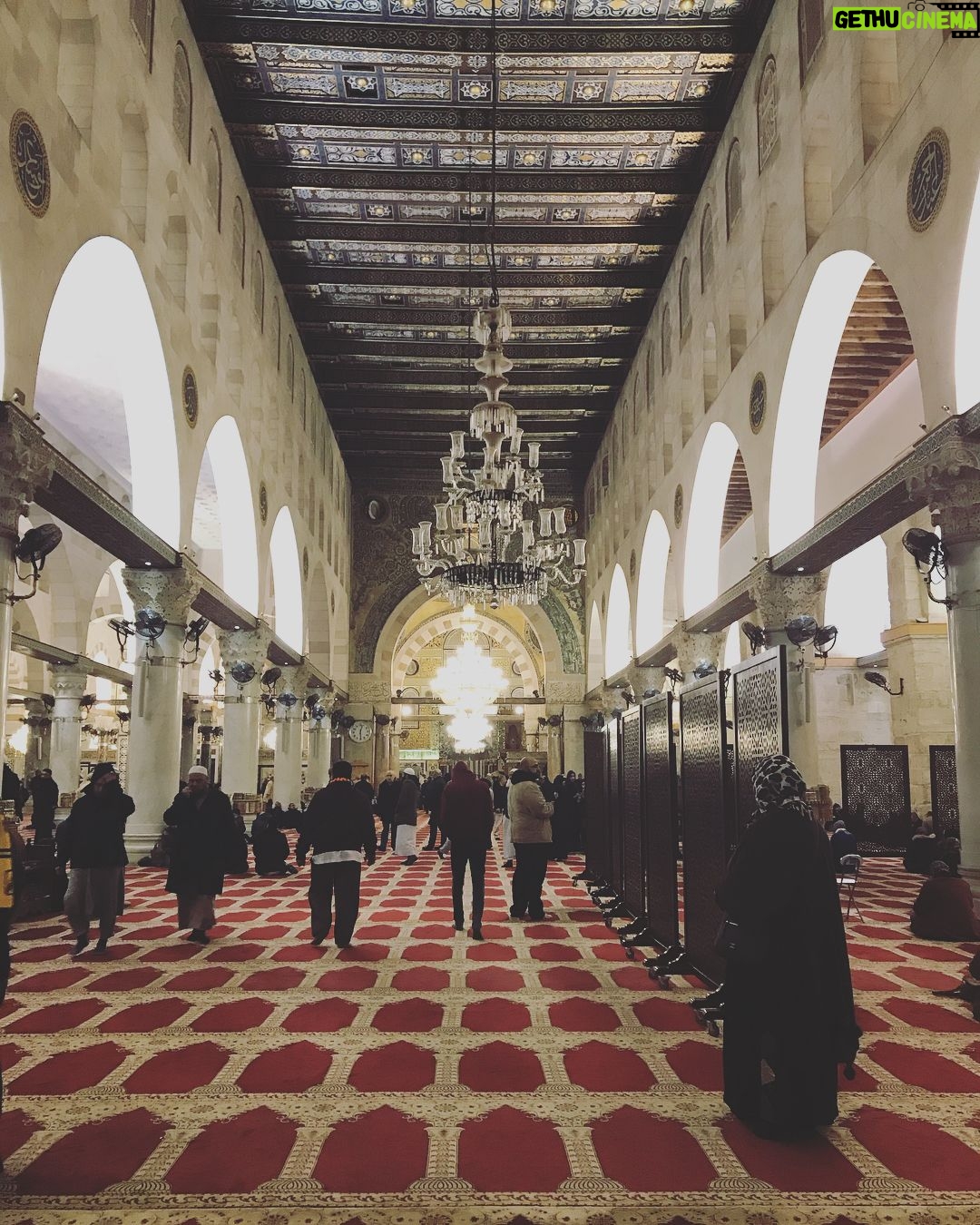 Gamze Özçelik Instagram - Ah Kudüs.. Bilmezdim taşına toprağına, havana suyuna bu kadar vurulacağımı.. Görmeden, yaşamadan anlamazdım sendeki manayı.. Şimdi içimde derin bir sızı.. Küçücük çocugumu savunmasız bir halde bırakıp, yaşadığım şehre dönmüşüm gibi bir çaresizlik, mahcubiyet... Her yerini kanser virüsü gibi sarmış vicdansızlar, ahlaksızlar Kudüs’üm.. Boynun bükük kalmış.. Senin için yaşayanlar sana hasret kalmış, esir düşmüş ama herşeye rağmen gülümsemelerini kaybetmemiş... Biz Türkleri gördüklerindeki heyecanları ve mutlulukları ise onların umudu olmuş.. . Şimdi her yerini kemiriyorlar, insanlığın verdiği bu sınav seni tükenmeye götürüyor Kudüs’üm. Ne olur dayan, sabret.. O ölümsüz ruhun elbet yeniden özgür olacak... . Rotamızı Kudüs’e çeviren Allah’ım, sen hiçbir şeyi boş yere yapmazsın..Hamdolsun.. #freeQuds #FreePalestine 🇹🇷 🇵🇸 Özel teşekkürlerimle @sumudtr Kudüs Mescidi Aksa