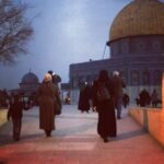 Gamze Özçelik Instagram - Ah Kudüs.. Bilmezdim taşına toprağına, havana suyuna bu kadar vurulacağımı.. Görmeden, yaşamadan anlamazdım sendeki manayı.. Şimdi içimde derin bir sızı.. Küçücük çocugumu savunmasız bir halde bırakıp, yaşadığım şehre dönmüşüm gibi bir çaresizlik, mahcubiyet... Her yerini kanser virüsü gibi sarmış vicdansızlar, ahlaksızlar Kudüs’üm.. Boynun bükük kalmış.. Senin için yaşayanlar sana hasret kalmış, esir düşmüş ama herşeye rağmen gülümsemelerini kaybetmemiş... Biz Türkleri gördüklerindeki heyecanları ve mutlulukları ise onların umudu olmuş.. . Şimdi her yerini kemiriyorlar, insanlığın verdiği bu sınav seni tükenmeye götürüyor Kudüs’üm. Ne olur dayan, sabret.. O ölümsüz ruhun elbet yeniden özgür olacak... . Rotamızı Kudüs’e çeviren Allah’ım, sen hiçbir şeyi boş yere yapmazsın..Hamdolsun.. #freeQuds #FreePalestine 🇹🇷 🇵🇸 Özel teşekkürlerimle @sumudtr Kudüs Mescidi Aksa