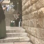 Gamze Özçelik Instagram - Ah Kudüs.. Bilmezdim taşına toprağına, havana suyuna bu kadar vurulacağımı.. Görmeden, yaşamadan anlamazdım sendeki manayı.. Şimdi içimde derin bir sızı.. Küçücük çocugumu savunmasız bir halde bırakıp, yaşadığım şehre dönmüşüm gibi bir çaresizlik, mahcubiyet... Her yerini kanser virüsü gibi sarmış vicdansızlar, ahlaksızlar Kudüs’üm.. Boynun bükük kalmış.. Senin için yaşayanlar sana hasret kalmış, esir düşmüş ama herşeye rağmen gülümsemelerini kaybetmemiş... Biz Türkleri gördüklerindeki heyecanları ve mutlulukları ise onların umudu olmuş.. . Şimdi her yerini kemiriyorlar, insanlığın verdiği bu sınav seni tükenmeye götürüyor Kudüs’üm. Ne olur dayan, sabret.. O ölümsüz ruhun elbet yeniden özgür olacak... . Rotamızı Kudüs’e çeviren Allah’ım, sen hiçbir şeyi boş yere yapmazsın..Hamdolsun.. #freeQuds #FreePalestine 🇹🇷 🇵🇸 Özel teşekkürlerimle @sumudtr Kudüs Mescidi Aksa