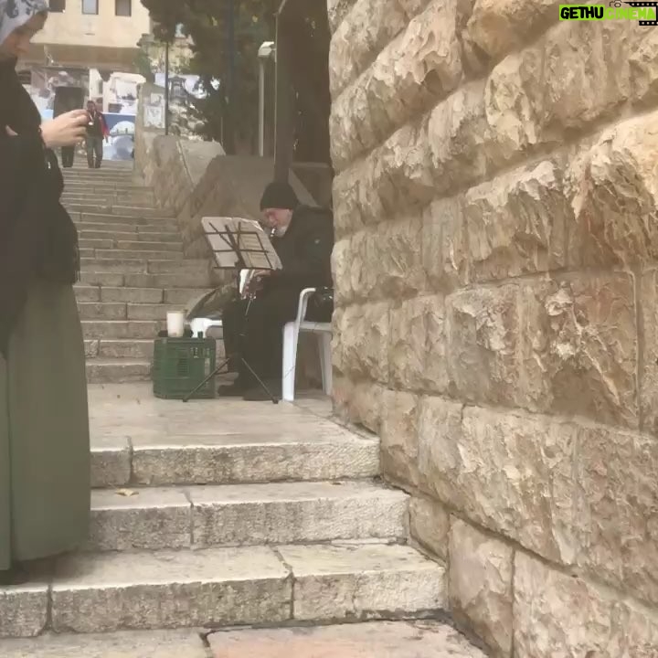 Gamze Özçelik Instagram - Ah Kudüs.. Bilmezdim taşına toprağına, havana suyuna bu kadar vurulacağımı.. Görmeden, yaşamadan anlamazdım sendeki manayı.. Şimdi içimde derin bir sızı.. Küçücük çocugumu savunmasız bir halde bırakıp, yaşadığım şehre dönmüşüm gibi bir çaresizlik, mahcubiyet... Her yerini kanser virüsü gibi sarmış vicdansızlar, ahlaksızlar Kudüs’üm.. Boynun bükük kalmış.. Senin için yaşayanlar sana hasret kalmış, esir düşmüş ama herşeye rağmen gülümsemelerini kaybetmemiş... Biz Türkleri gördüklerindeki heyecanları ve mutlulukları ise onların umudu olmuş.. . Şimdi her yerini kemiriyorlar, insanlığın verdiği bu sınav seni tükenmeye götürüyor Kudüs’üm. Ne olur dayan, sabret.. O ölümsüz ruhun elbet yeniden özgür olacak... . Rotamızı Kudüs’e çeviren Allah’ım, sen hiçbir şeyi boş yere yapmazsın..Hamdolsun.. #freeQuds #FreePalestine 🇹🇷 🇵🇸 Özel teşekkürlerimle @sumudtr Kudüs Mescidi Aksa