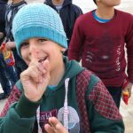 Gamze Özçelik Instagram - İşte bu gitmeler, hep bu öpücükler, hep bu gülücükler için.. ❤️ #Syria #Suriye #İdlib #Children #Orphan #Love #Peace @umudakosanlar