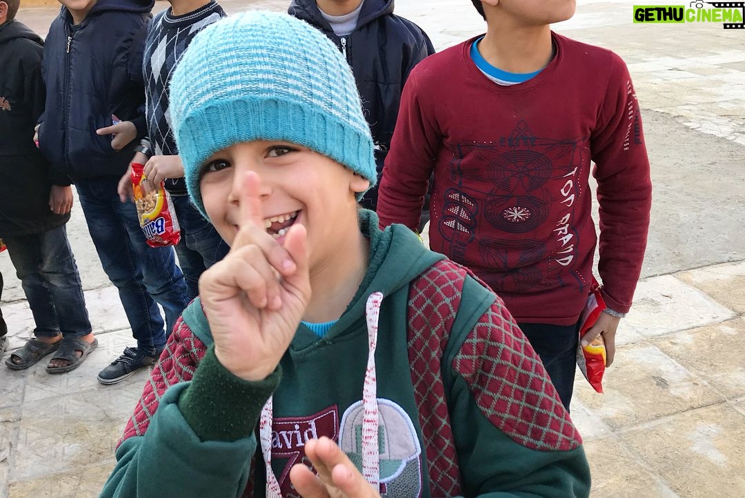 Gamze Özçelik Instagram - İşte bu gitmeler, hep bu öpücükler, hep bu gülücükler için.. ❤️ #Syria #Suriye #İdlib #Children #Orphan #Love #Peace @umudakosanlar