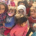 Gamze Özçelik Instagram - İşte bu gitmeler, hep bu öpücükler, hep bu gülücükler için.. ❤️ #Syria #Suriye #İdlib #Children #Orphan #Love #Peace @umudakosanlar