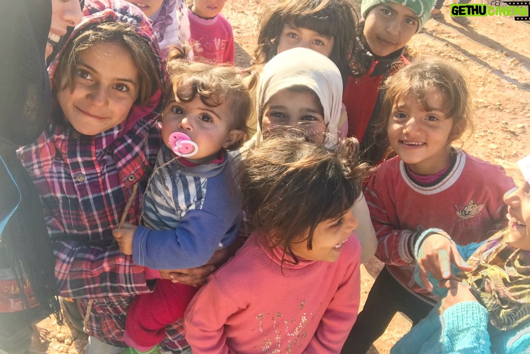 Gamze Özçelik Instagram - İşte bu gitmeler, hep bu öpücükler, hep bu gülücükler için.. ❤️ #Syria #Suriye #İdlib #Children #Orphan #Love #Peace @umudakosanlar