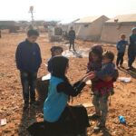 Gamze Özçelik Instagram - İşte bu gitmeler, hep bu öpücükler, hep bu gülücükler için.. ❤️ #Syria #Suriye #İdlib #Children #Orphan #Love #Peace @umudakosanlar