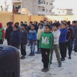 Gamze Özçelik Instagram - İşte bu gitmeler, hep bu öpücükler, hep bu gülücükler için.. ❤️ #Syria #Suriye #İdlib #Children #Orphan #Love #Peace @umudakosanlar