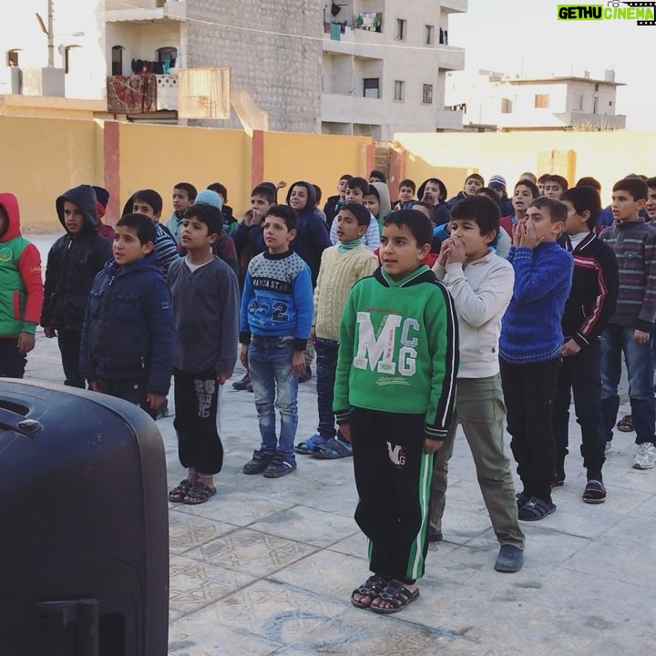 Gamze Özçelik Instagram - İşte bu gitmeler, hep bu öpücükler, hep bu gülücükler için.. ❤️ #Syria #Suriye #İdlib #Children #Orphan #Love #Peace @umudakosanlar