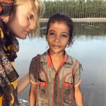 Gamze Özçelik Instagram - Nerede masum bir çocuk varsa, ben hep orayı özlüyorum...💛 #Bangladesh #Arakan #Missing #Fishergirl #Lake #Beach #Coxbazar #Tb @umudakosanlar #UmudaKosanlar