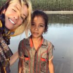Gamze Özçelik Instagram - Nerede masum bir çocuk varsa, ben hep orayı özlüyorum...💛 #Bangladesh #Arakan #Missing #Fishergirl #Lake #Beach #Coxbazar #Tb @umudakosanlar #UmudaKosanlar
