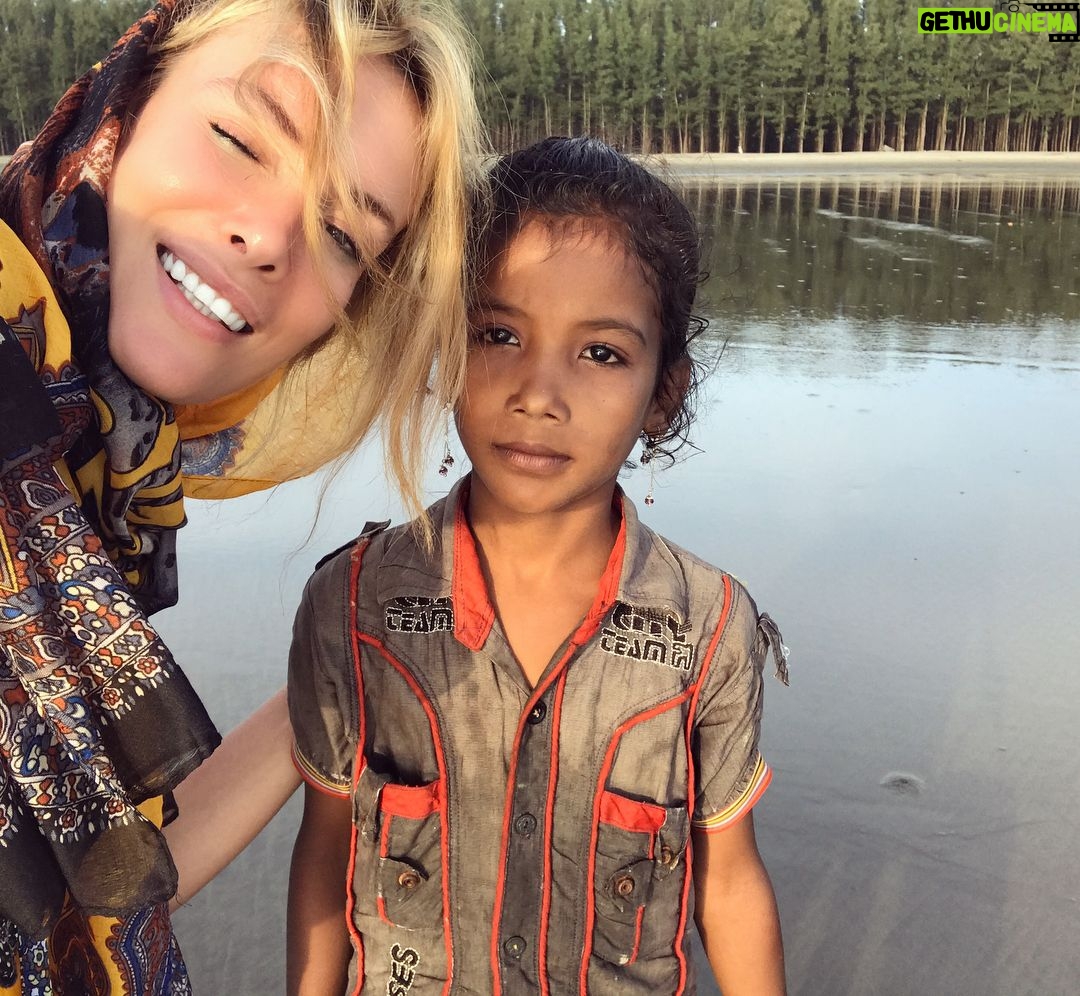 Gamze Özçelik Instagram - Nerede masum bir çocuk varsa, ben hep orayı özlüyorum...💛 #Bangladesh #Arakan #Missing #Fishergirl #Lake #Beach #Coxbazar #Tb @umudakosanlar #UmudaKosanlar