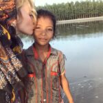 Gamze Özçelik Instagram - Nerede masum bir çocuk varsa, ben hep orayı özlüyorum...💛 #Bangladesh #Arakan #Missing #Fishergirl #Lake #Beach #Coxbazar #Tb @umudakosanlar #UmudaKosanlar