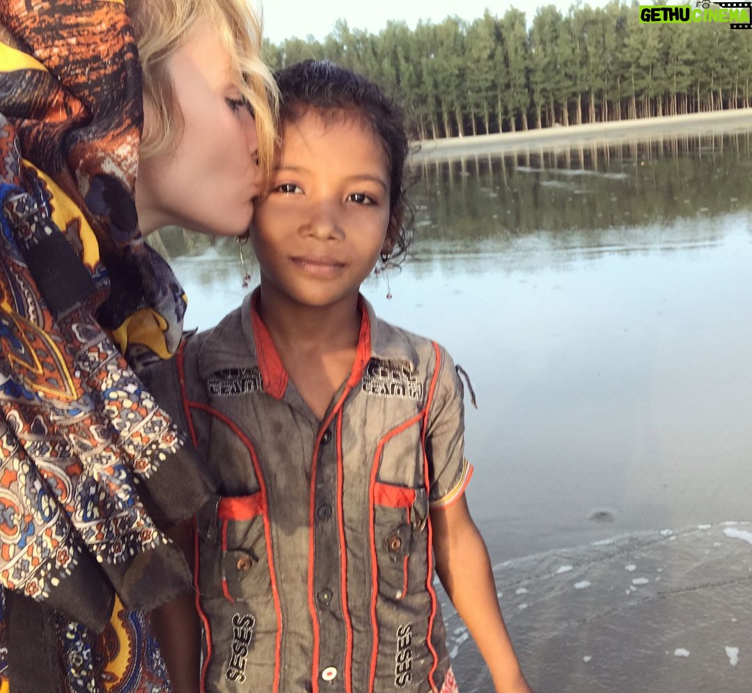 Gamze Özçelik Instagram - Nerede masum bir çocuk varsa, ben hep orayı özlüyorum...💛 #Bangladesh #Arakan #Missing #Fishergirl #Lake #Beach #Coxbazar #Tb @umudakosanlar #UmudaKosanlar