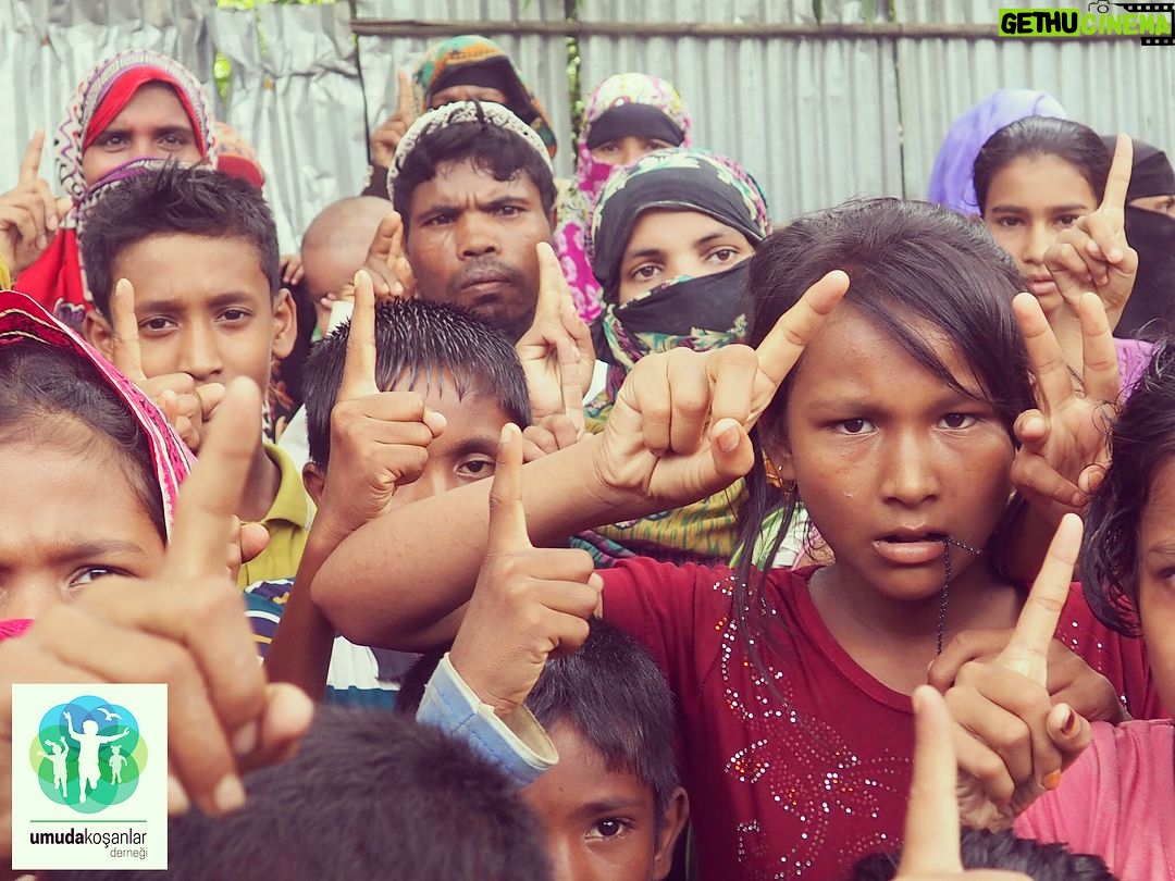Gamze Özçelik Instagram - Arakan'lı canlardan selam getirdim sizlere. Dediler ki; 'Hakikat Birdir' ..☝🏻@umudakosanlar #UmudaKosanlar #Arakan #Bangladesh #Rohingya #Refugees 📸; @gamzeozcelikk