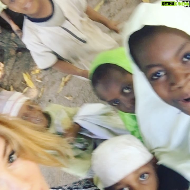 Gamze Özçelik Instagram - Sizi ne kadar özlediğimi anlatmamın, bir yolu yok sanırım çikolata çocuklarım 🍫 ❤️ #Africaiscalling 🔔 #Tanzania #ZanziBar#Ghana #Africa #Love #tb Hayırlı Cumalar🌹