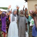 Gamze Özçelik Instagram - Bu sene Kurban Bayramını Afrika’da geçirdiğim 5. senem oldu. İlk sene Sudan, 2. sene Somali, 3.,4. sene Tanzanya derken bu seneyi de Togo’da geçirmek nasip oldu. Umuda Koşanlar olarak ise 8 ülkede 12 bölgedeydik. Bilenler bilir kurban bayramı bizim için hem operasyonel, hem saha açısından gerçekten çok ama çok zordur. O kadar risk taşır ki saymakla bitmez. Bu seneyi de Elhamdulillah büyük bir problem yaşamadan tamamladık. Ekibimiz gerçekten hem içeride hem dışarıda büyük bir özveri ile çalıştı. Hepsine ne kadar teşekkür etsem az. Stresten biraz sizi kırdığım zamanlar olduysa hakkınızı helal edin. Zordu ama onbinlerce insanın duası olduk. Sizi seviyorum yol arkadaşlarım. İyi ki varsınız 💚💙… @umudakosanlar #UmudaKosanlar #Kurban2021 Sokode, Togo, West Africa