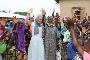 Gamze Özçelik Instagram - Bu sene Kurban Bayramını Afrika’da geçirdiğim 5. senem oldu. İlk sene Sudan, 2. sene Somali, 3.,4. sene Tanzanya derken bu seneyi de Togo’da geçirmek nasip oldu. Umuda Koşanlar olarak ise 8 ülkede 12 bölgedeydik. Bilenler bilir kurban bayramı bizim için hem operasyonel, hem saha açısından gerçekten çok ama çok zordur. O kadar risk taşır ki saymakla bitmez. Bu seneyi de Elhamdulillah büyük bir problem yaşamadan tamamladık. Ekibimiz gerçekten hem içeride hem dışarıda büyük bir özveri ile çalıştı. Hepsine ne kadar teşekkür etsem az. Stresten biraz sizi kırdığım zamanlar olduysa hakkınızı helal edin. Zordu ama onbinlerce insanın duası olduk. Sizi seviyorum yol arkadaşlarım. 
İyi ki varsınız 💚💙… @umudakosanlar #UmudaKosanlar #Kurban2021