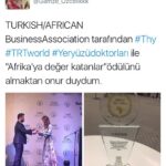 Gamze Özçelik Instagram - "Her birinizin seçtiği bir yön ve yöntem vardır. Siz iyilikte ve hayırda yarışın." 🤗........... / Bakara 148 Benim Afrika'ya bilmem ama, Afrika'nın bana değer kattığı bir gerçek. Hamd olsun..❤️ #Taba #TurkishAfrican #BusinessAssociation #Thy #TRTworld #Yeryüzüdoktorları #Africa #mylove 🌍🌺
