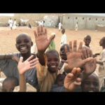 Gamze Özçelik Instagram - Bana özelden sayısızca mesaj geliyor, 'biz ne yapabiliriz' diye. İşte fırsat; 🗣 Uzun zamandır takip ettiğim yavrularımız. Sudan Darfur'da iç savaştan kurtarılıp, kamyon üzerinde 3 günde yetimhaneye taşınan, anne ve babasizlik bir yana, yoklukla mücadele etmeye çalışan 1200 çocuk... Zor şartlarda hayata tutundurmaya çalıştığımız yetim ve hafız evlatlarımız için sizlerden destek rica ediyoruz. Sevgiler❤️ #Sudan #Darfur #Orphan #Orphanage #Africa #Love @umudakosanlar