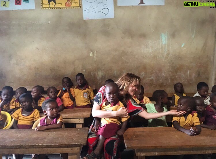 Gamze Özçelik Instagram - Lokumlarım ❤️ #Afrika #Love (Bir dua ettik, bir dua istedik ortalık karışmış. Yapmayın böyle. Her şey insana dair. Biz yolumuzda samimi olalım bize yeter🙌🏻)