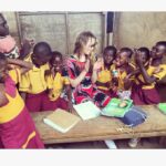 Gamze Özçelik Instagram - ❤️😆👧🏾👱🏻‍♀️👦🏾 #Africa #tbt #village #school #volunteer #love #children #Ghana