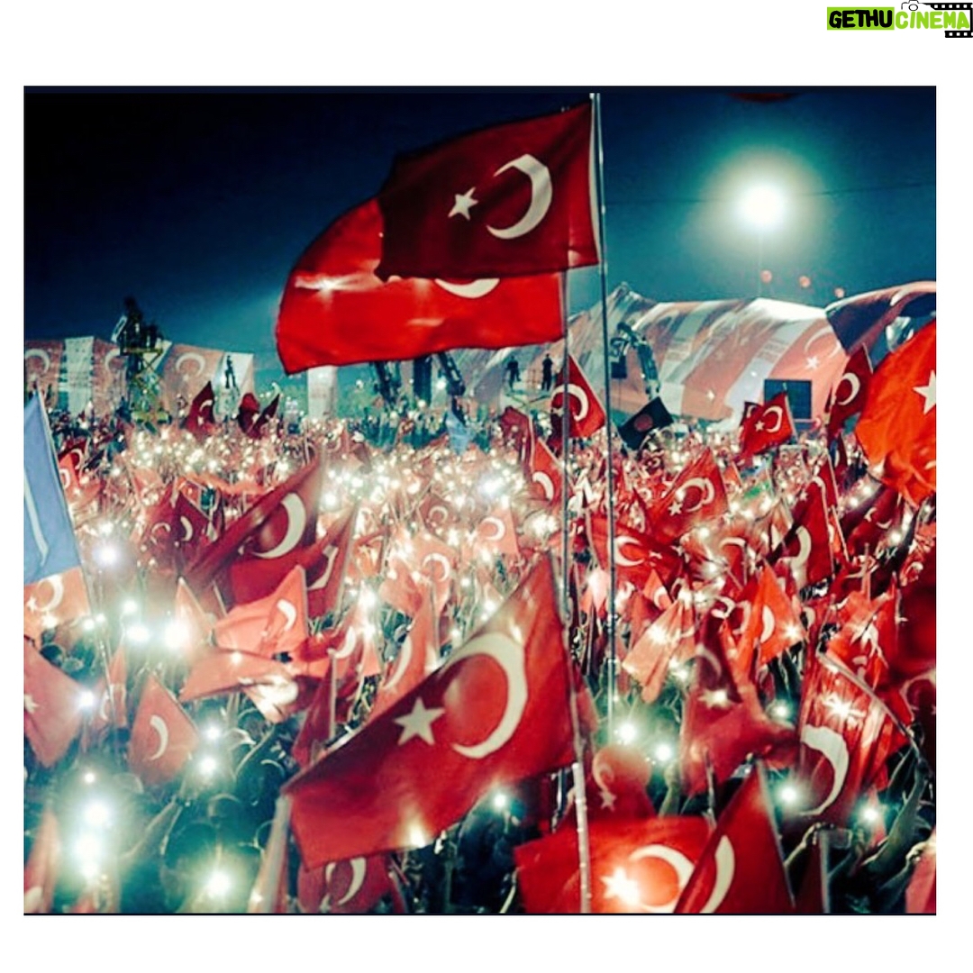 Gamze Özçelik Instagram - Sen otururken arkandan gelip sımsıkı sarılan, cüssesi küçücük ama kalbi ve gülümsemesi kocaman bir sevenin varsa korkma, doğru yoldasin. ☺️💙 'Receb-i Şerif ayımız ve üç aylarımız mübarek olsun' 🙌🏻❤️ #Afrika #orphans #SenyaBeraku #Senya #love
