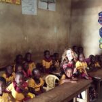 Gamze Özçelik Instagram - Adı 'dünya' olan misafirhanenin, misafirleriyiz hepimiz.. Geliiip, geçeceğiz.. "Ben farklıyım" diyebilir misin? ☺️🌎 #SenyaBeraku #Africa #School #Education #Children #Love (Yazılmıs sanırım.. Evlat edinmiyorum. Zaten hepsi evladım, hepsi oğlumun kardeşleri ❤️)