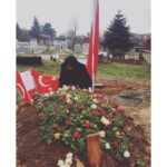 Gamze Özçelik Instagram - Analar ve Oğulları.. Ateşin düştüğü yer.. Allah'ım üzerimize sabır yağdır derler ya. Sabrın ve razı olmanın son noktası sanırım bu analarımızın yaşadıkları.. Hayranlık uyandıran bir vakur duruş, teslimiyet.. Makamınız en yukarısı olsun..🌹 /Tüm şehitlerimize Allah'tan rahmet diliyorum.. #şehituzmançavuşSelimTopal @selim.topal.336 #ElBab #firatkalkani #YanındayızMehmedim #Haticeannemin izniyle... Samandıra Mezarlığı