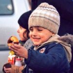 Gamze Özçelik Instagram - Evlat güldü, benim gönlüm güldü resmen, huzur kapladı içimi. 😍 Halep'te tahliyelerin yapıldığı bölgede, otobüsten yeni inmiş ve yeni elbiselerle giydirilmiş bir çocugun keke bakıp gülümsemesinin fotografı resmen içimde çiçekler açtırdı. 🌺 Dedim ki, 'Allah'ım sen varsan, umut hep var'. 🌹🙌🏻☺ . Raşidin-Halep kırsalı #Halep #Aleppo #İdlib #child #refugee #love #peace #cake #happy 📷: #AbdullahKibritçi