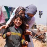 Gamze Özçelik Instagram - Tüm karanlıklara rağmen yaşadığım bu aşk ve oğlum, her gün heyecanla ayağa kalma sebebim ♥️ Elhamdulillah @umudakosanlar #UmudaKosanlar #Syria #Love #İdlib 📷: @saidtetik İdlib, Suriye