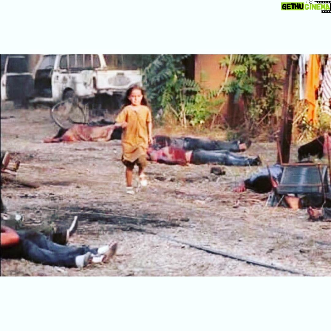 Gamze Özçelik Instagram - Daha sehitlerimiz kani kurumamis, acimiz yakiyor.. Bir tarafta bakiyorum giden yigitler,sehit aileleri, bir tarafa bakiyorum yuzyilin katliamina kurban giden masumlar.. Dunya yaniyor! Sinav cok agir! Ne kadar uyutulmusuz, ne kadar uyusturulmusuz, ne kadar da ayristirilmisiz!.. Halep son nefesini verirken, kardeslerimiz en agir sekilde katledilirken hicbirsey yapamiyoruz! Onlar cennetlerini kazanirken biz sinavi veremiyoruz.. Birlesmedikce kan akmaya, bedeller odemeye devam edicez. Lutfen bir seyler yapalim! Lutfen aklimizi, kalbimizi, niyetimizi, duamizi diri tutalim..🙌🏻 Allah buyuk! (Fotograf: Halep'e ait degildir, bir klipten alintidir..Bu durum gercegi degistirmemektedir.) #Halep #Halepekoridoracilsin #halepölüyor #katliam #kiyim #Aleppo #syria #massacre #slaughter #Arakan #prayforAleppo