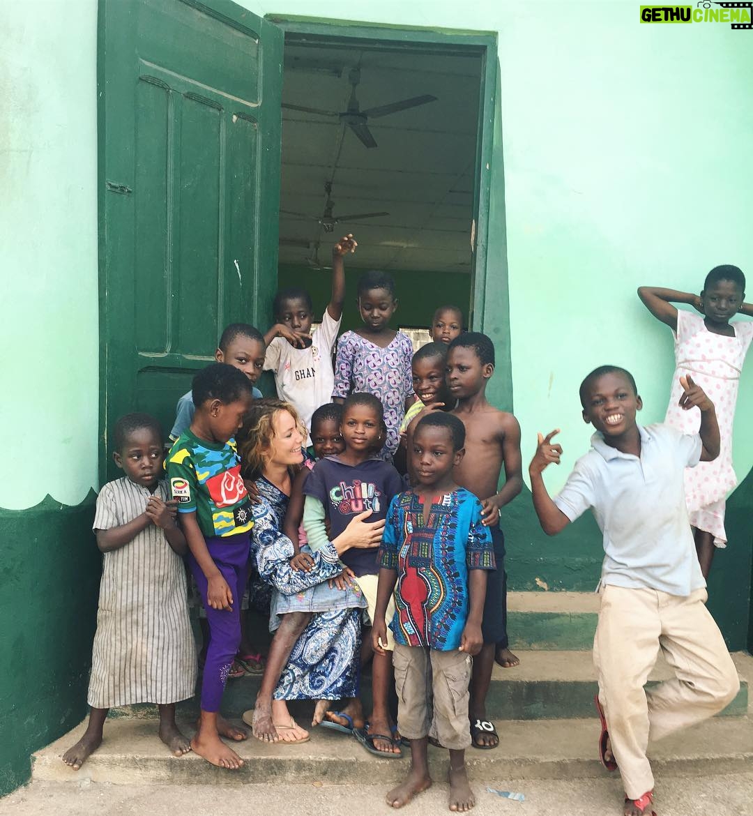 Gamze Özçelik Instagram - Siz sevgi ve muhabbeti yayın. Nefret zaten yeterince yayılmış durumda.. 🍀💚🙌🏻 #hayırlıcumalar #ötekileştirmeyehayır #africa #ghana #senyaberaku #mosque #charity #love #children Ghana West Africa