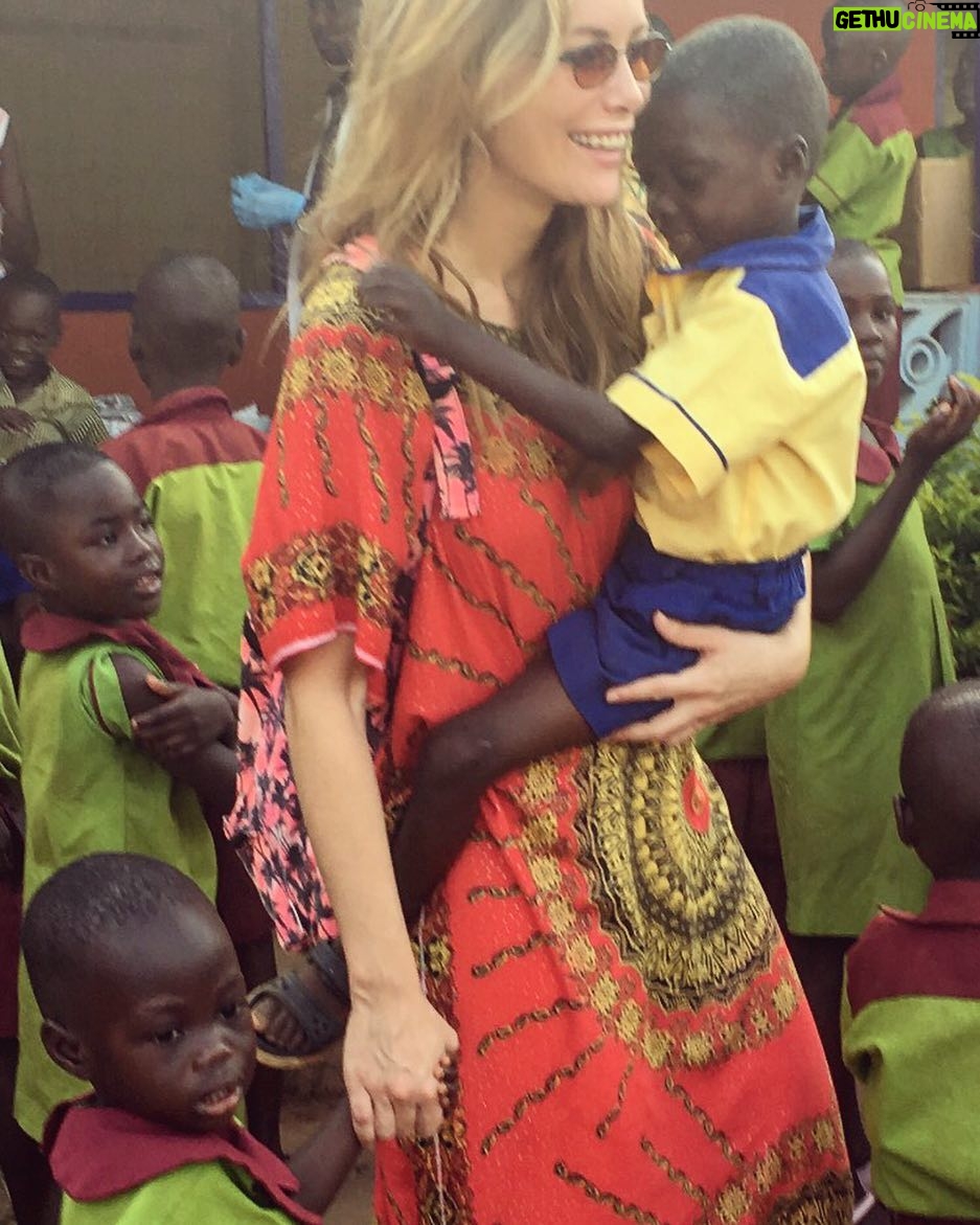 Gamze Özçelik Instagram - ❤️ #africa #ghana #senyaberaku #orphanage Ghana, Africa