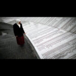 Gamze Özçelik Instagram - Her okuduğum da, her görüntüleri izlediğim de gözyaşlarıma hakim olamadığım, içimi cayır cayır yakan #Srebrenica soykırımının 22. yılındayız... Güvendiler, teslim oldular, ihanete uğrayıp Avrupa'nın ortasında katledildiler 😥 Suçları Müslüman olmaktı.. Dünya döndükçe dinmeyecek büyük acılar kaldı geride. Mavi mavi kelebekler konuyor toplu mezarların üstüne, yer gösterir gibi.. Gökyüzüne acı feryatlar yükselirken, Sırplar bu günü bayram olarak kutlamaya devam ediyor... Hiçbir zaman unutulmayacak ve inanın bu utanç sizin yakanızı hiçbir zaman bırakmayacak.... Unutma! Unutturma! #srebrenicagenocide #Bosnia #Serbia #Shame #Alijaİzetbegovic #8372 🦋