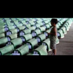 Gamze Özçelik Instagram - Her okuduğum da, her görüntüleri izlediğim de gözyaşlarıma hakim olamadığım, içimi cayır cayır yakan #Srebrenica soykırımının 22. yılındayız... Güvendiler, teslim oldular, ihanete uğrayıp Avrupa'nın ortasında katledildiler 😥 Suçları Müslüman olmaktı.. Dünya döndükçe dinmeyecek büyük acılar kaldı geride. Mavi mavi kelebekler konuyor toplu mezarların üstüne, yer gösterir gibi.. Gökyüzüne acı feryatlar yükselirken, Sırplar bu günü bayram olarak kutlamaya devam ediyor... Hiçbir zaman unutulmayacak ve inanın bu utanç sizin yakanızı hiçbir zaman bırakmayacak.... Unutma! Unutturma! #srebrenicagenocide #Bosnia #Serbia #Shame #Alijaİzetbegovic #8372 🦋