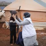 Gamze Özçelik Instagram - Bazı fotoğrafların hikayesi ayrı anlatılmalı bence.. Bu yollara gönül vermiş belki yüzbinlerce kişiyiz. Ama bitmiyor. Yokluk, ihtiyaçlar, yalnızlık, savaş bitmiyor.. Kafasını kapıyorsun ayağı açık kalıyor, karnını doyuruyorsun birileri geliyor ailesinden koparıyor.. bitmiyor.. Birlik olmadıkça, sesleri yetirince duyuramadıkça, bencillikten kurtulmadıkça, bizler sonuna kadar israfa devam ettikçe, çıkar ilişkileri sürdükçe de bitmeyecek. Her şey Allah ın ‘ OL! ’ demesine bağlı iken büyük bir çoğumuz bu gidişle bize verilen sınavı verenlerden olamayacağız maalesef.. ‘Allah’ım hayırda yolumuzu açık eyle, ayaklarımızı her daim yolunda sabit kıl. Bize birlik beraberlik nasip eyle.’ Amin 🌹 @umudakosanlar #UmudaKosanlar #İdlib #Syria . 📸; @huseyinbrcan