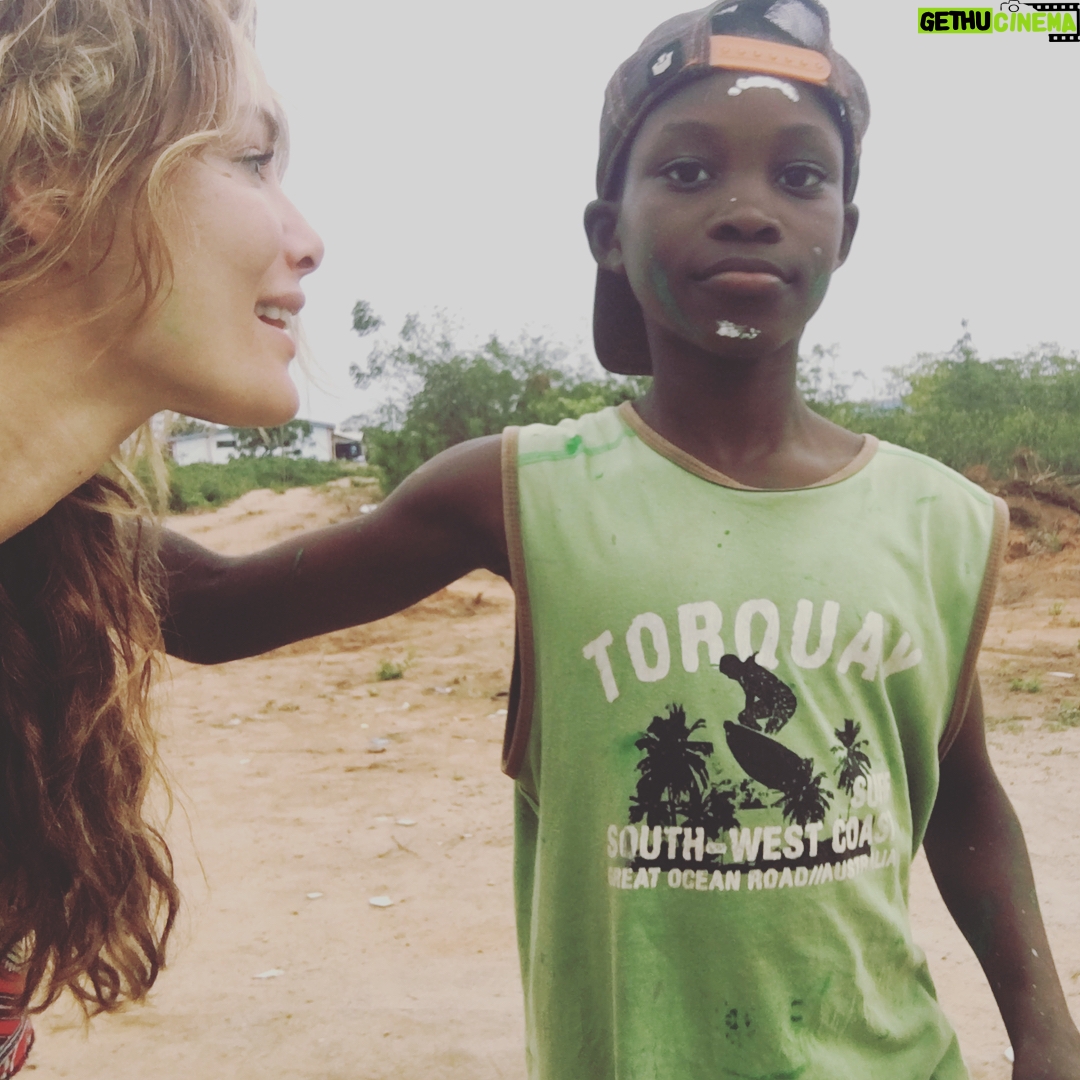 Gamze Özçelik Instagram - Sizi ne kadar özlediğimi anlatmamın, bir yolu yok sanırım çikolata çocuklarım 🍫 ❤️ #Africaiscalling 🔔 #Tanzania #ZanziBar#Ghana #Africa #Love #tb Hayırlı Cumalar🌹