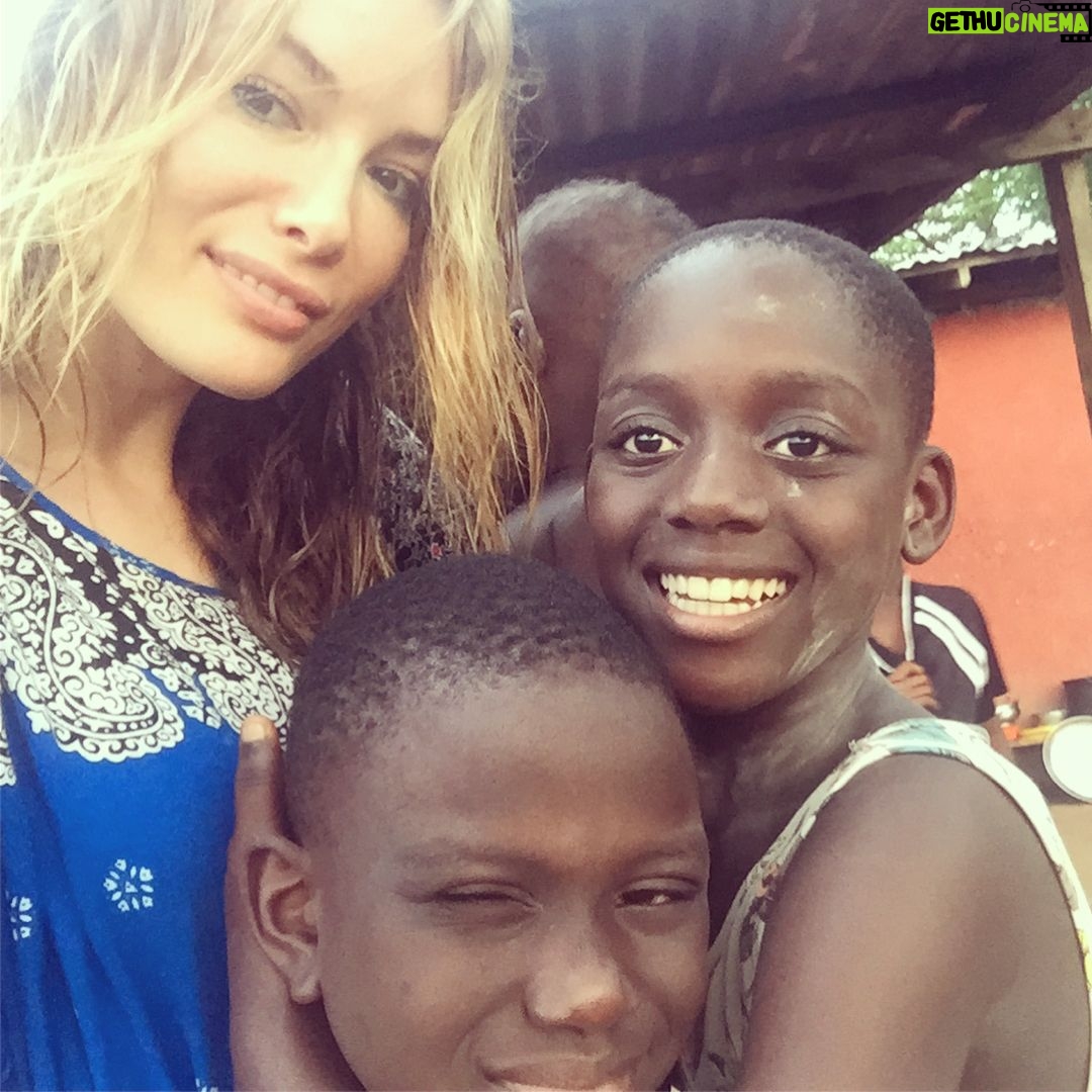 Gamze Özçelik Instagram - Sizi ne kadar özlediğimi anlatmamın, bir yolu yok sanırım çikolata çocuklarım 🍫 ❤️ #Africaiscalling 🔔 #Tanzania #ZanziBar#Ghana #Africa #Love #tb Hayırlı Cumalar🌹